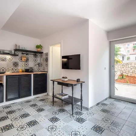Sunny Side Apartment