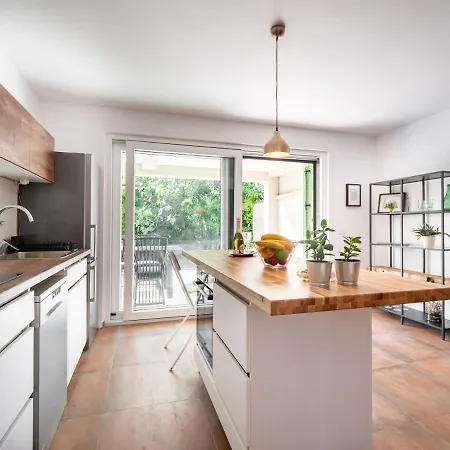 Sunny Side Apartment *