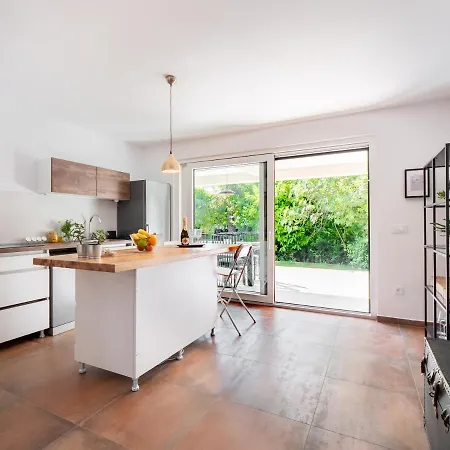 Sunny Side Apartment *
